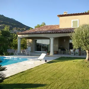 Et Piscine Au Jardin Typique Mediterraneen , Carros France
